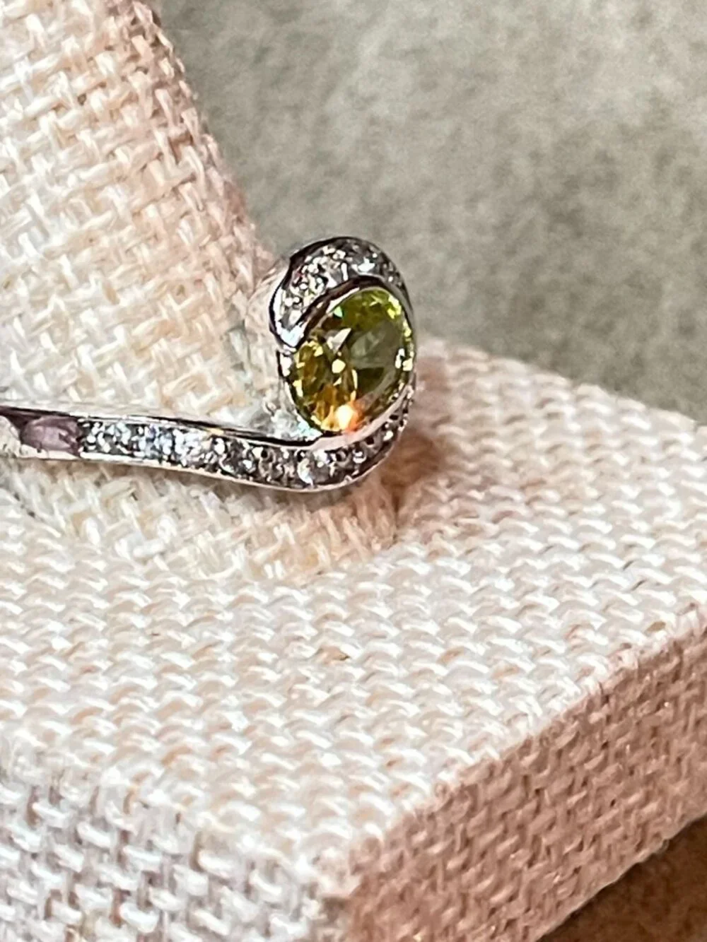 Vintage Y2K EDCO Silver Tone Simulated Peridot & White Crystal Swirl ByPass Ring